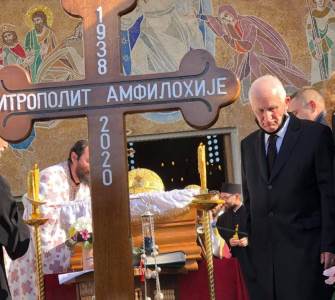  Dirljiv oproštaj Matije Bećkovića od prijatelja: Poklonio se mitropolitu Amfilohiju skrhan bolom, pa održao govor 