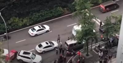  Nebeska kiša novčanica: Ljudi izlazili iz automobila da skupljaju novac, nastao kolaps u saobraćaju (VIDEO) 