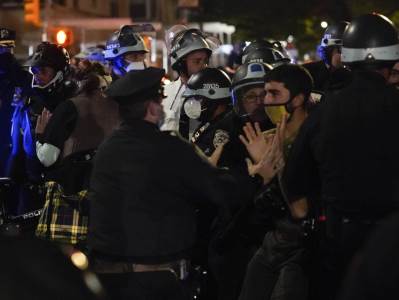  Burna noć u Njujorku: Žestok sukob policije i demonstranata, uhapšene desetine ljudi! (FOTO) 