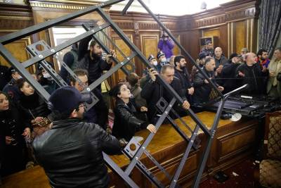  Fotografije iz Jerevana: Narod ušao u kancelarije poslanika, lomi, linčuje, premijeru glava u torbi, scene ludila (FOTO) 