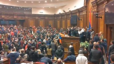  Linčovan predsednik jermenske skupštine, nalazi se u teškom stanju? Demonstranti zauzeli parlament!  VIDEO 