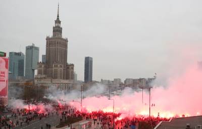  Divljanje desničara u Poljskoj: Gađali policajce bakljama i kamenjem, a oni uzvratili suzavcem! FOTO, VIDEO 
