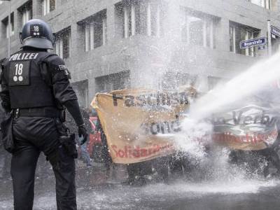  Protesti u Njemačkoj zbog mjera, policija vodenim topovima rastjerala demonstrante 