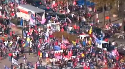  Tramp došao na marš miliona: Iznenadio je pristalice dolaskom na "najveći miting podrške predsjedniku" (VIDEO) 