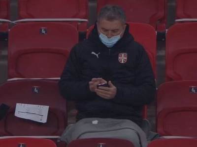  srbija-madjarska-liga-nacija-ljubisa-tumbakovic-foto-ubod-salje-poruke-telefon 