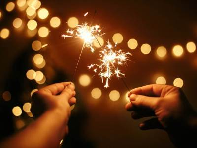  Belgija zasvetlela "božićnim penisima": Građani se pobunili protiv diskutabilnih prazničnih ukrasa 