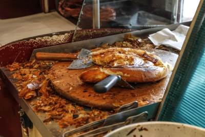  Jeo sirnicu bez maske, pa popio kaznu za kršenje mjera 