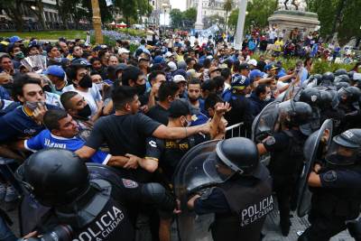  umro-dijego-maradona-kovceg-sahrana-buenos-ajres-neredi-milion-ljudi 