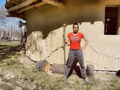  Bila je jedna od prvih žena sa estrade koja je posjetila plastičara: Sada živi u kući od gline i ima moderno zanimanje! 