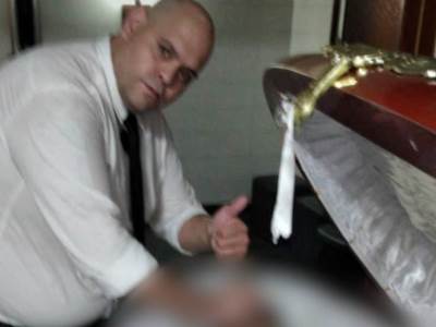  Otpušteni bolesnici koji su se slikali pored mrtvog Maradone: Slike su zgrozile ceo svet 