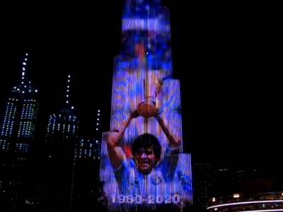  Maradonin lik na najvišoj zgradi na svetu: Dubai i Emirati se opraštaju od ikone svetskog fudbala 