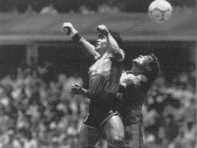  Ko je sudija koji nije video "božiju ruku" Maradone: Nisam ja kiksnuo, već Bugarin! 