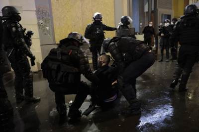  Totalni haos u Parizu: Anarhisti divljaju, pale sve  pred sobom! (FOTO, VIDEO) 