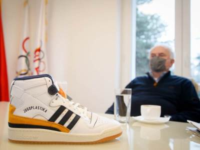  BOžidar Maljković dobio patike Jugoplastika 