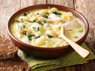  Savršena za hlane zimske dane: Gusta pileća čorba sa domaćim knedlicama, gotova za manje od pola sata! 