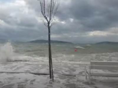  Stravično nevrijeme na Jadranu: U Hrvatskoj udari vjetra čak 131 kilometara na sat, voda se izlila po ulicama (VIDEO) 