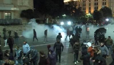  Demonstracije u Tirani, policija upotrijebila suzavac (FOTO) 
