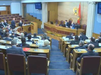  Crnogorska vlast vratila ćirilicu! Ovaj potez Ministarstva prosvete oduševio veliki deo stanovništva Crne Gore 