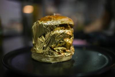  Najskuplji burger na svijetu sa zlatnim listićima: Kažu da ide "kao alva", da li biste ga probali?! 