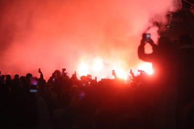  Gori Dorćol: Pogledajte bakljadu u centru grada! Poslednji pozdrav Džeju Ramadanovskom! (VIDEO) 