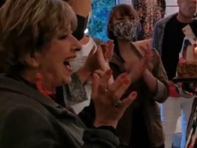 Kolege joj na setu priredile iznenađenje za pamćenje: Ceca Bojković proslavila 73. rođendan! (VIDEO) 