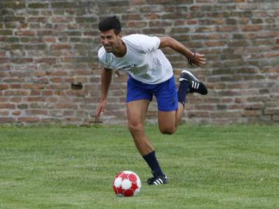  Nole se ostavio reketa i opet zaigrao fudbal: Đoković okupio ekipu poznatih tenisera (VIDEO) 