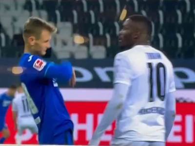  Skandal na terenu usred korone: Tiram pljunuo protivnika pravo u lice, ovako će biti kažnjen! VIDEO 