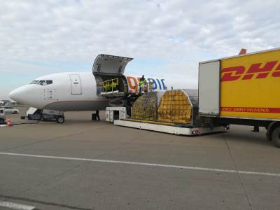  Srbija dobila vakcinu! Prve doze "Fajzerove" vakcine već stigle na beogradski aerodrom! (FOTO) 