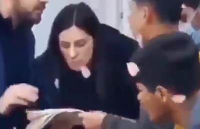  Migranti natjerali djevojku da ljubi prostirku za klanjanje (VIDEO) 