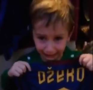  Mali David za Božić dobio dres Edina Džeke pa se rasplakao od sreće VIDEO 