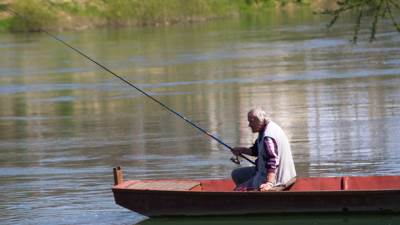  Promrzlog ribara pronašli kako se drži za granu u nabujaloj rijeci 