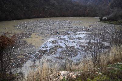  Smeće opet pluta jezerom Bočac i ušćem Crne rijeke (FOTO) 