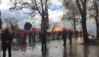  Rastu tenzije u Podgorici: Protest ispred Skupštine Crne Gore, policija pojačava prisustvo 