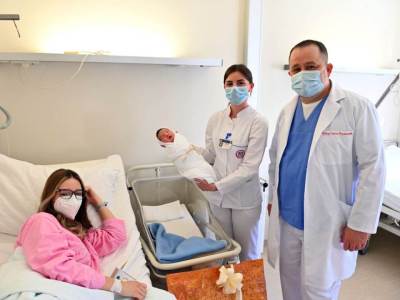  Dječak iz Bijeljine prva beba u Srpskoj, uručen zlatnik predsjednika 