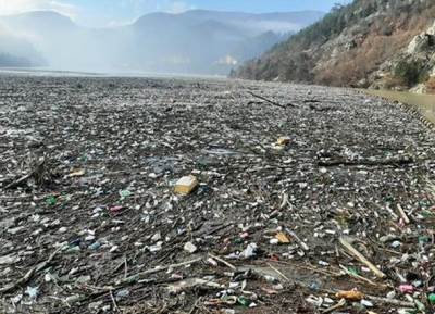  Plutujući otpad pristigao u Višegrad (FOTO) 