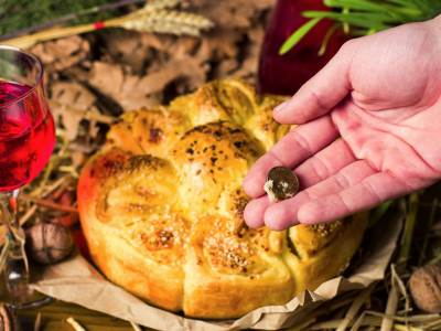  Novčić nije jedino što se stavlja u česnicu: Šta još treba da se nađe u božićnoj pogači 