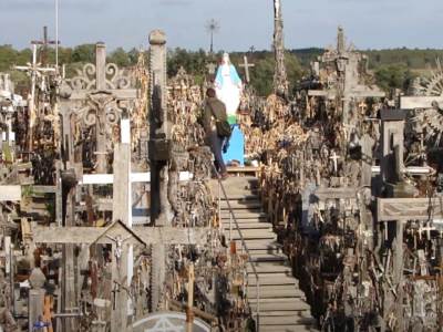  Mistično brdo sa više od 100.000 krstova: Rušili su ga i Sovjeti, godinama kruže razne legende o njegovom nastanku 