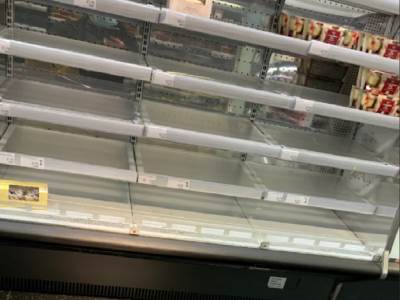  Opustošeni rafovi u Velikoj BritanijI: Građani panično skladište namirnice, opšta pomama za hljebom i toalet papirom! 
