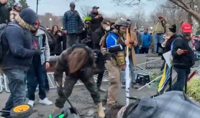  Novinarske ekipe na meti demonstranata, gazili su sve što su videli (VIDEO) 