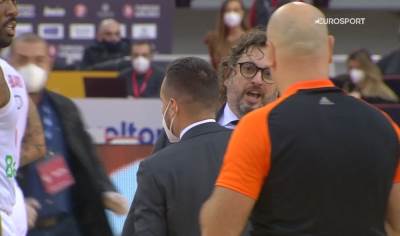  andrea-trinkijeri-ljut-sudija-usao-u-teren-olimpijakos-bajern 