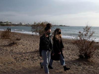  Dok se pojedini bore sa snježnom mećavom, neki uživaju na 28 stepeni: Grci masovno otišli na plaže i u parkove! 