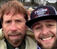  Čak Noris ne može da bude na dva mjesta odjednom: Glumac dao podršku Trampu, a sad dijele fotografiju njegovog dvojnika 
