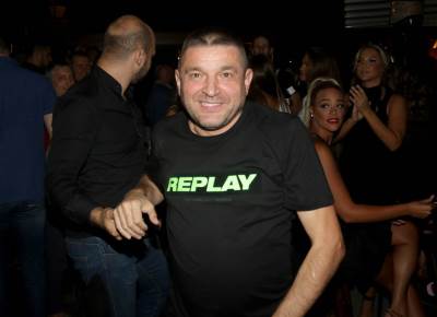  Nikad viđena slika Baje Malog Knindže iz mladosti: Pjevač u ležernom izdanju pozira sa ćerkom! (FOTO) 