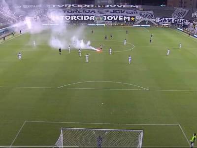  Nema publike? Nema problema, tu su padobrani za baklje! Brazilski navijači Santos - Boka VIDEO 
