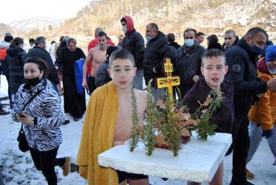  Braća Nikola (13) i Stefan (11) prvi do Časnog krsta u Zvorniku (FOTO) 