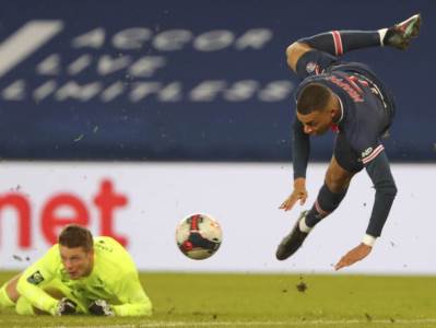  faul-golman-crveni-karton-monpelje-psz-kilijan-mbape-udarac-start 