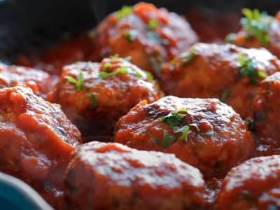  Ručak koji će obožavati cijela porodica: Sočne ćufte u sosu od paradajza, savršene i sutradan kad ih podgrijete 