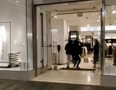  Haos u Knez Mihailovoj- pljačka u centru Beograda: Pogledajte šokantan snimak obračuna na ulazu u prodavnicu! (VIDEO) 