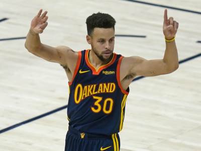  stef-kari-provjerava-poruke-na-poluvremenu-motivisu-ga-navijaci-nba 