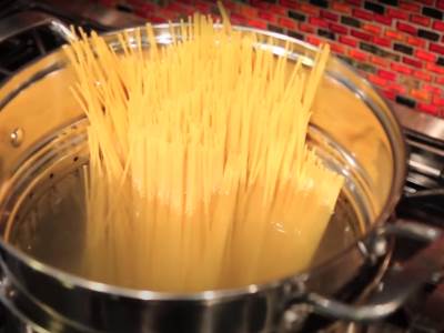  Trik sa cjediljkom koji je zaludio internet: Da li je moguće da je cijelog života koristimo pogrešno?! (VIDEO) 